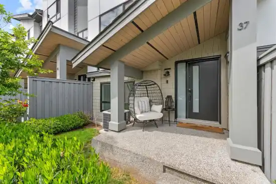 16589 25a Avenue - photo 2 of 5