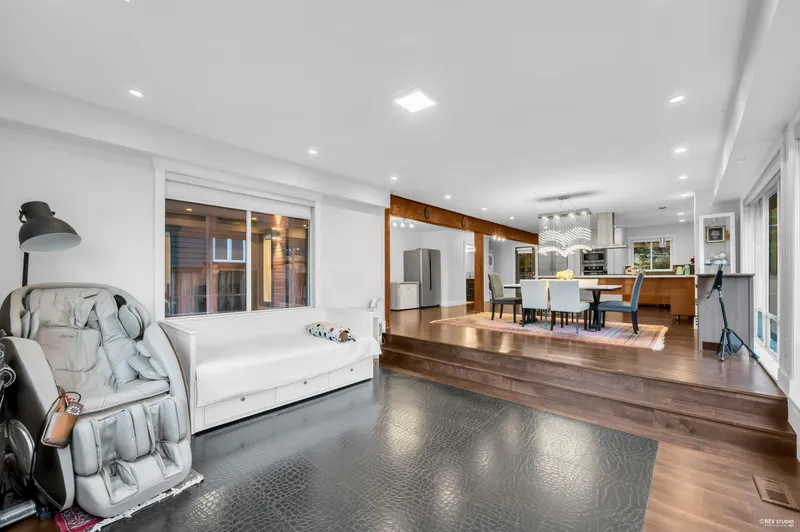 4066 NORWOOD AVENUE - photo 4 of 25