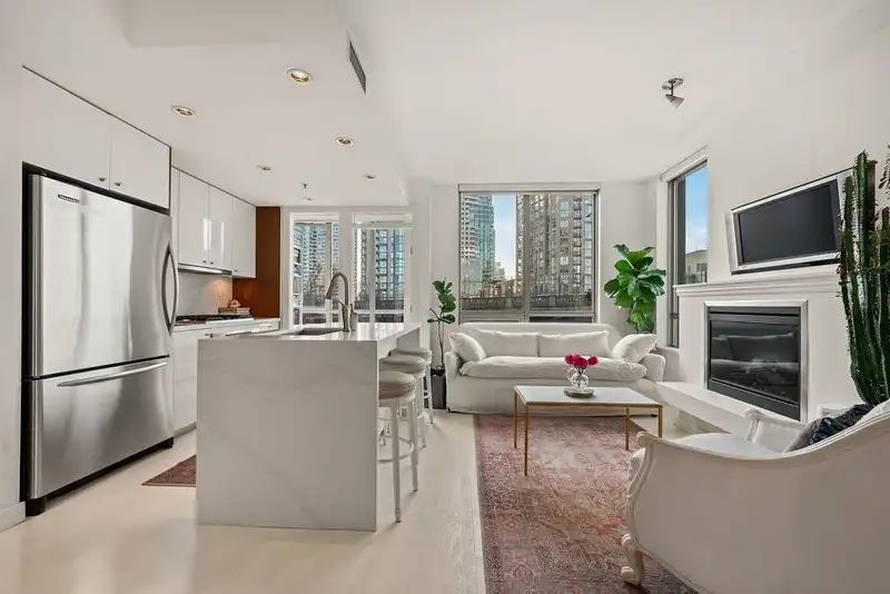 601 1005 BEACH AVENUE - photo 2 of 32