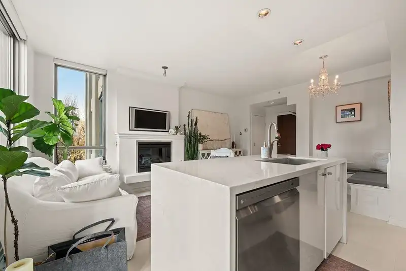 601 1005 BEACH AVENUE - photo 3 of 32