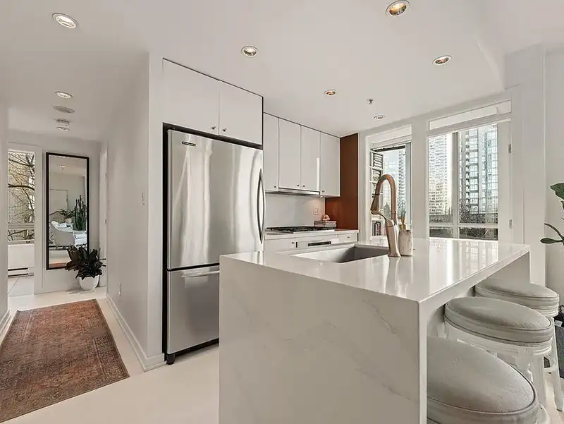 601 1005 BEACH AVENUE - photo 4 of 32