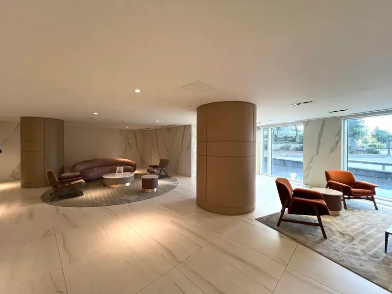 2103 9887 WHALLEY BOULEVARD - photo 4 of 25