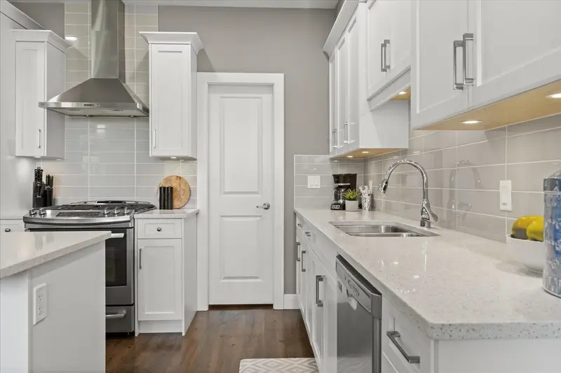 7569 DICKINSON PLACE - photo 4 of 25