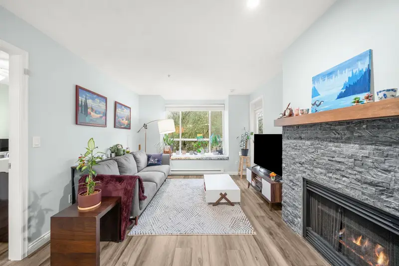 316 6833 VILLAGE GREEN - photo 3 of 25