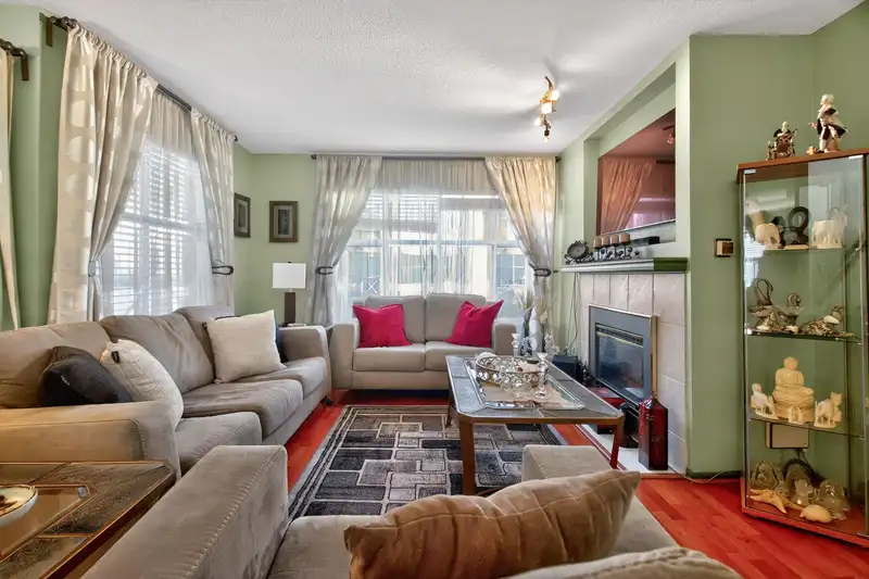 35 2450 HAWTHORNE AVENUE - photo 4 of 28