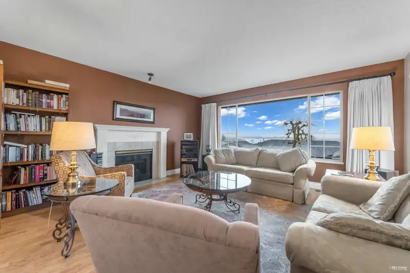205 1140 CASTLE CRESCENT - photo 4 of 39