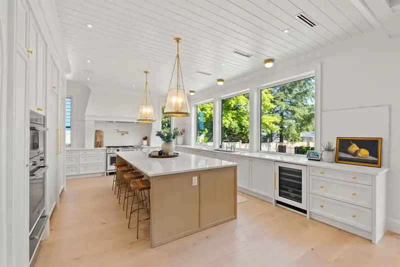 821 E 16TH STREET - photo 4 of 40