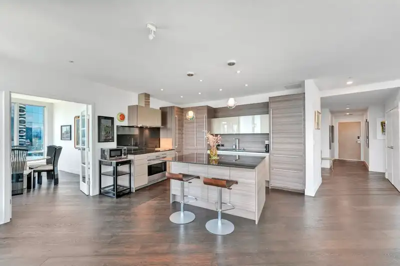 2106 989 NELSON STREET - photo 3 of 36