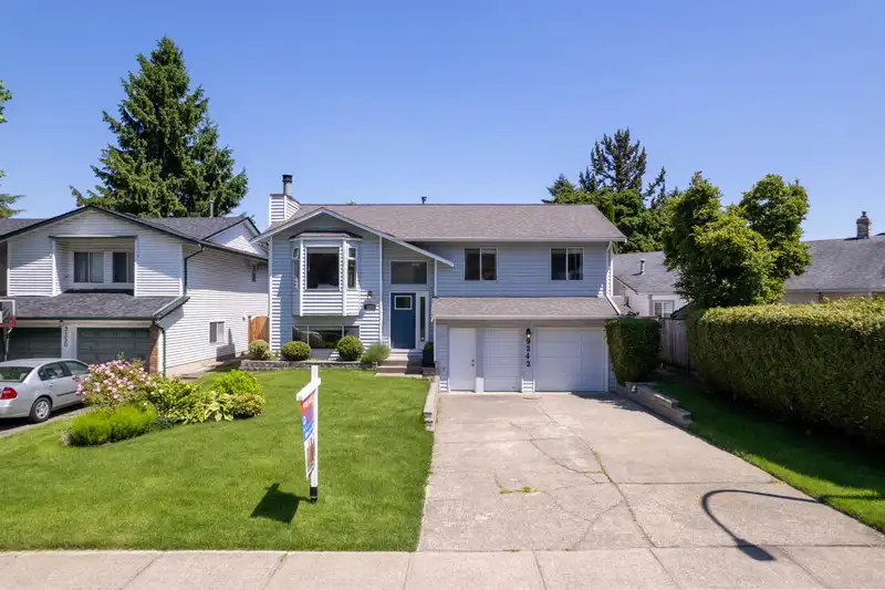 9242 209A CRESCENT - photo 4 of 40