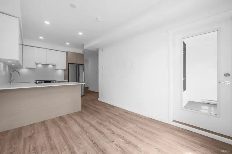 207 13969 96 AVENUE - photo 3 of 20
