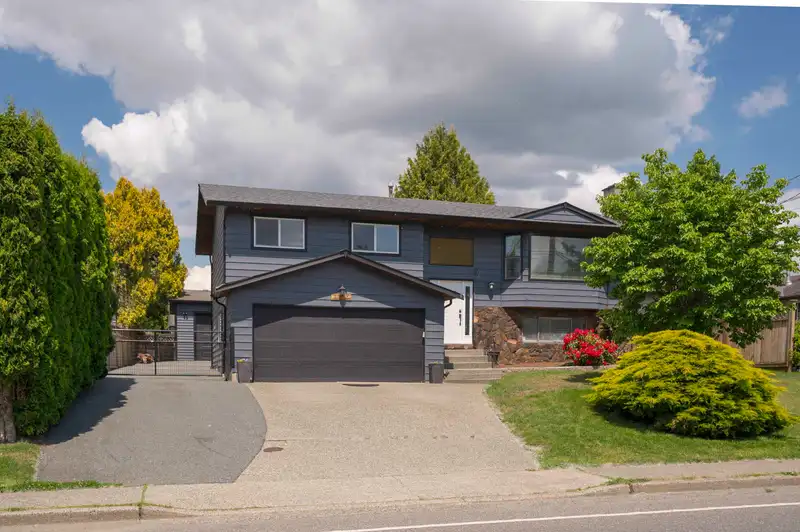 26873 32 AVENUE - photo 1 of 35