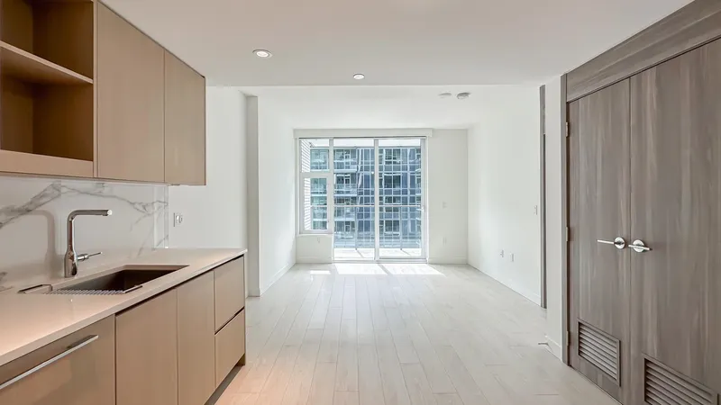 886 8671 HAZELBRIDGE WAY - photo 2 of 18