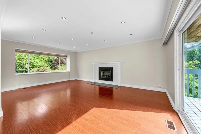 84 LAURIE CRESCENT - photo 2 of 25