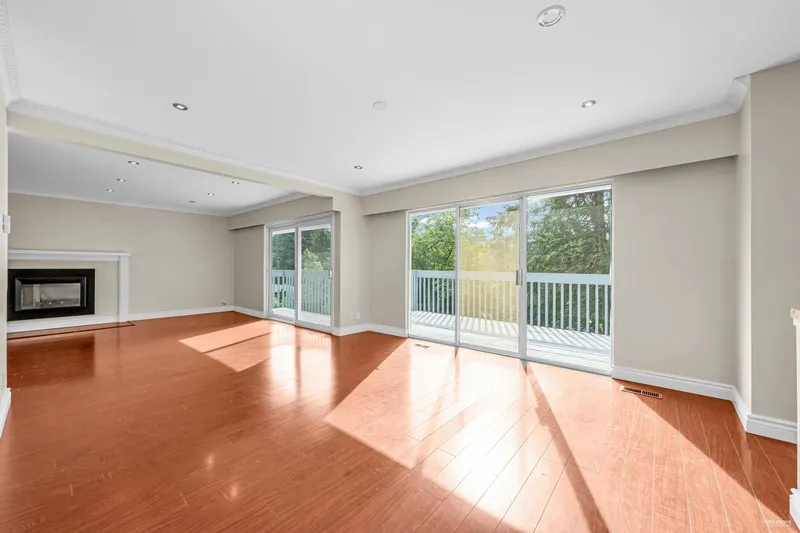 84 LAURIE CRESCENT - photo 3 of 25