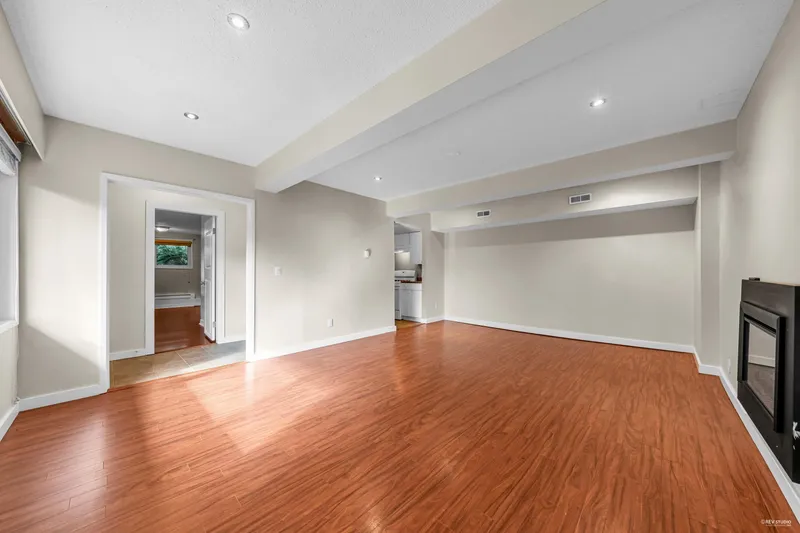 84 LAURIE CRESCENT - photo 4 of 25