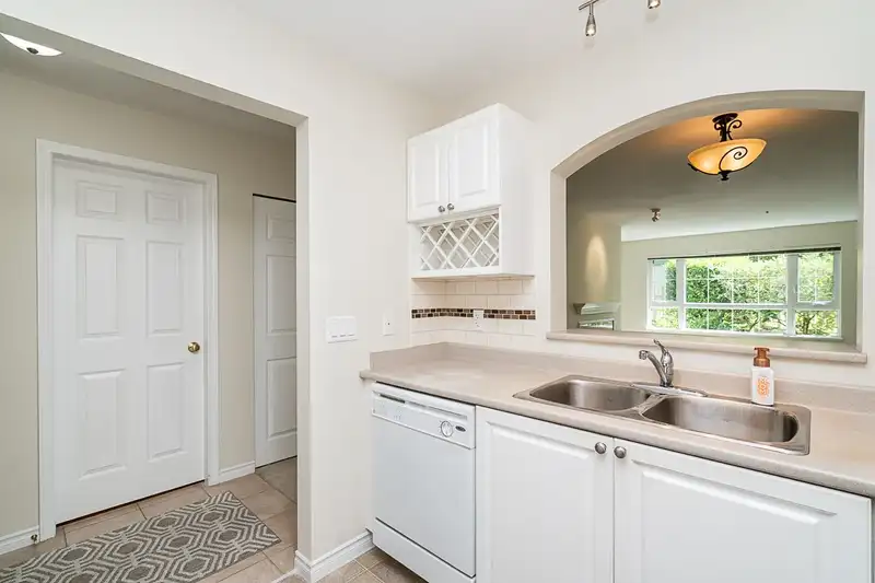 137 2980 PRINCESS CRESCENT - photo 2 of 32
