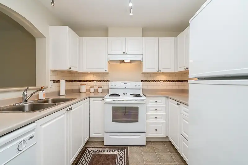 137 2980 PRINCESS CRESCENT - photo 4 of 32