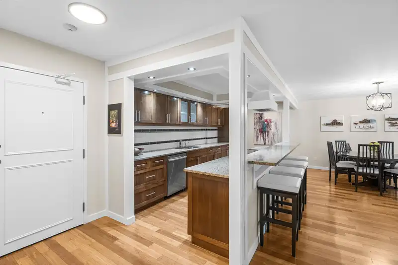 304 1350 VIEW CRESCENT - photo 2 of 40