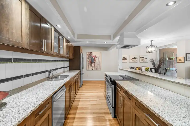 304 1350 VIEW CRESCENT - photo 4 of 40