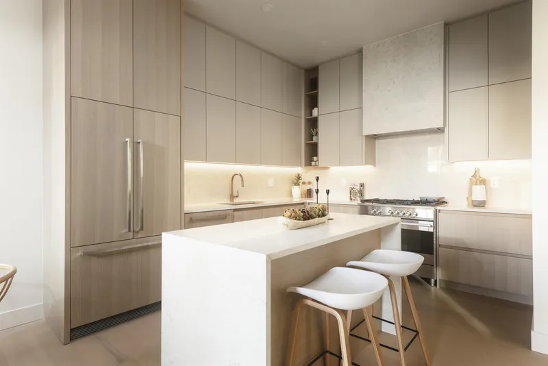 2136 E 10TH AVENUE - photo 4 of 25