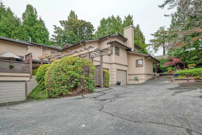 103 12749 16 AVENUE - photo 2 of 33