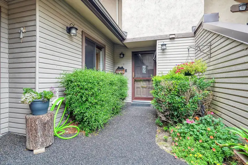 103 12749 16 AVENUE - photo 3 of 33