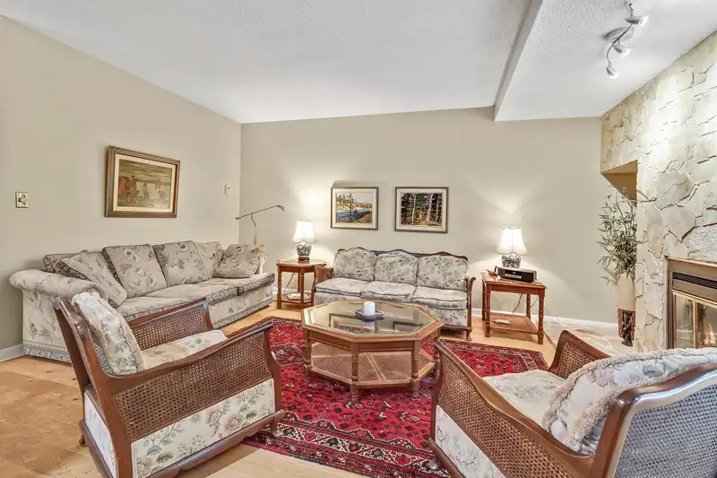 103 12749 16 AVENUE - photo 4 of 33