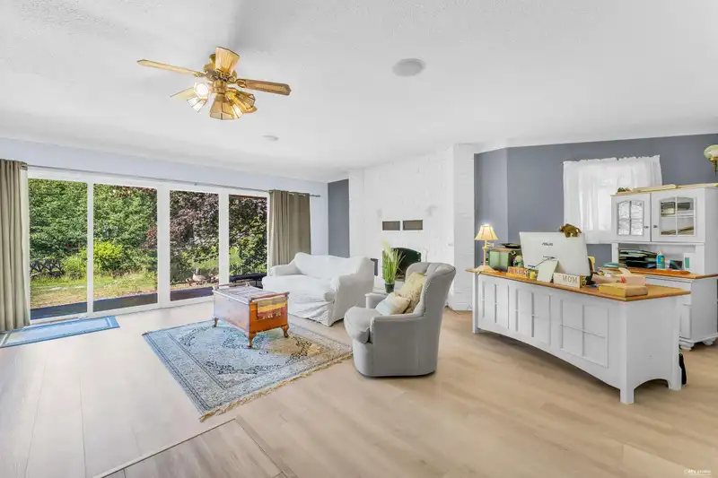18224 32 AVENUE - photo 3 of 40