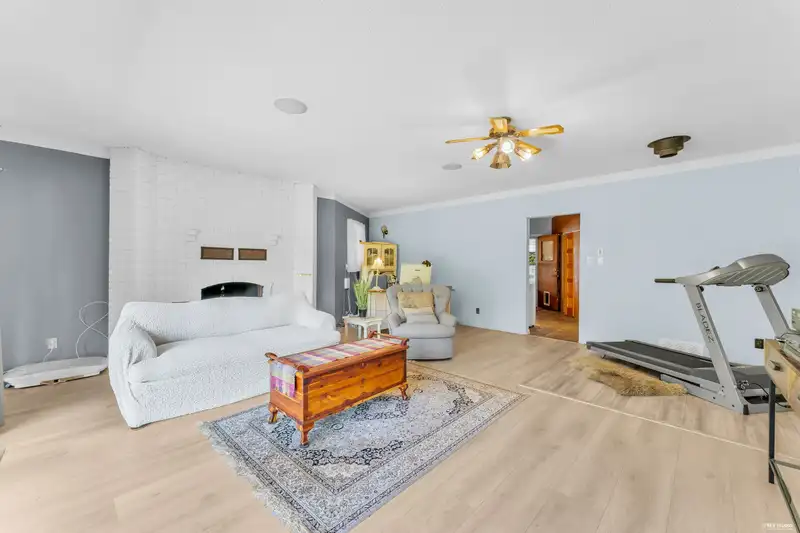 18224 32 AVENUE - photo 4 of 40
