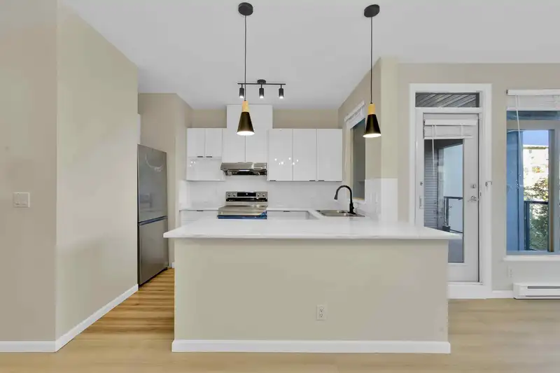 302 15380 102A AVENUE - photo 3 of 38