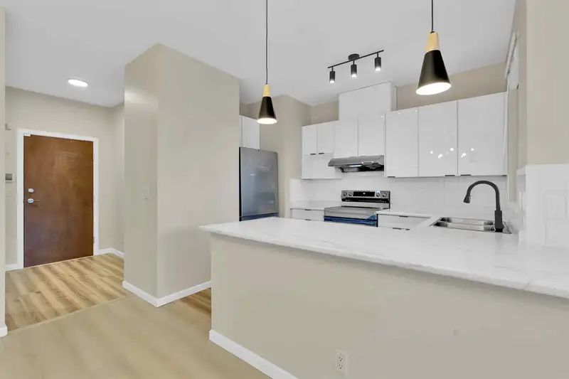 302 15380 102A AVENUE - photo 4 of 38