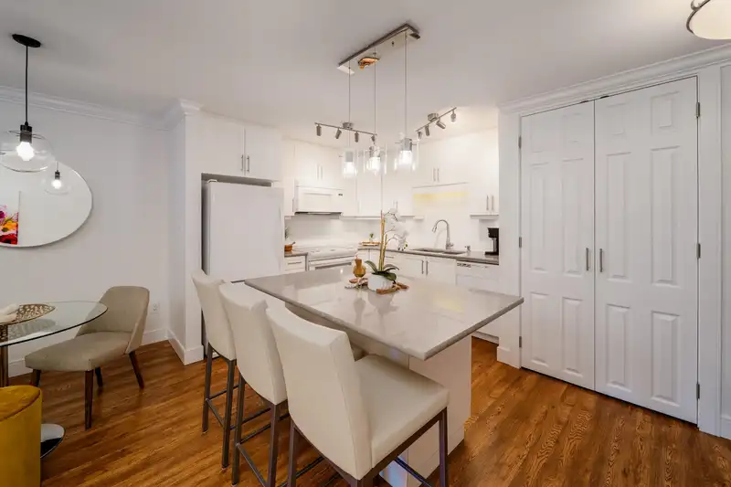 106 1750 AUGUSTA AVENUE - photo 4 of 28
