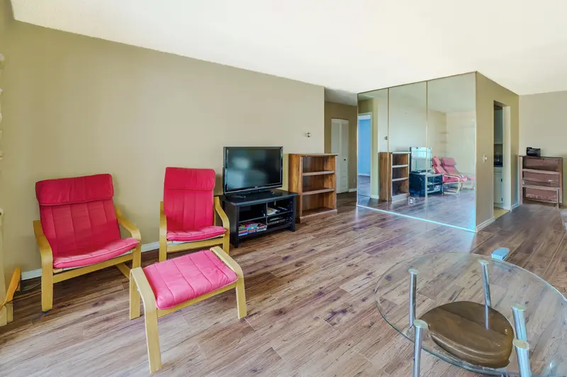 306 20460 54 AVENUE - photo 4 of 21