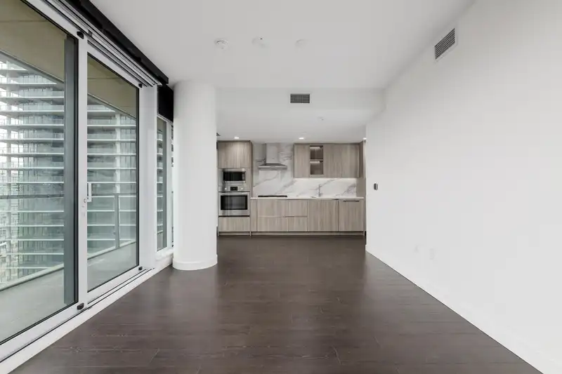 1504 4880 LOUGHEED HIGHWAY - photo 3 of 21