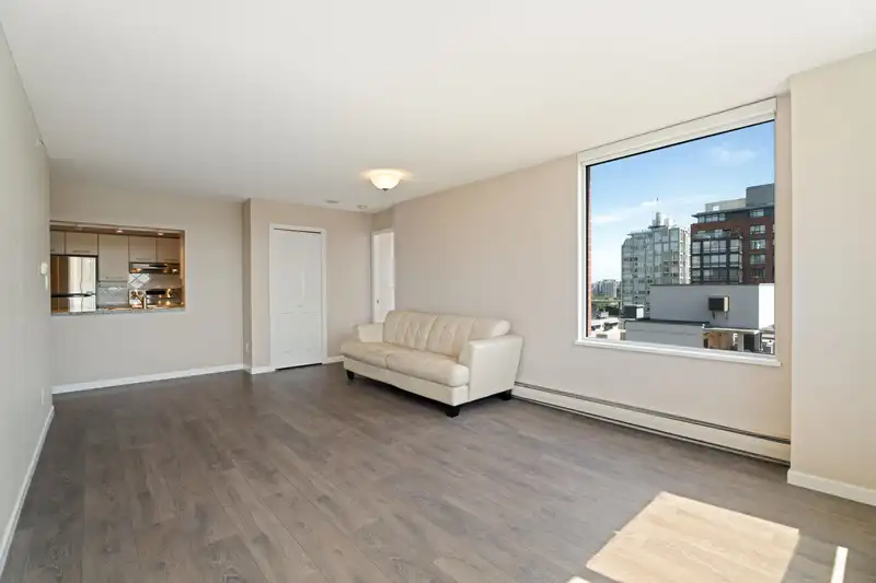 13B 199 DRAKE STREET - photo 4 of 38