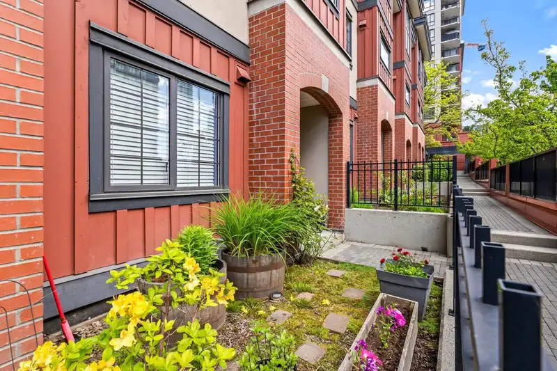 827 AGNES STREET - photo 1 of 40