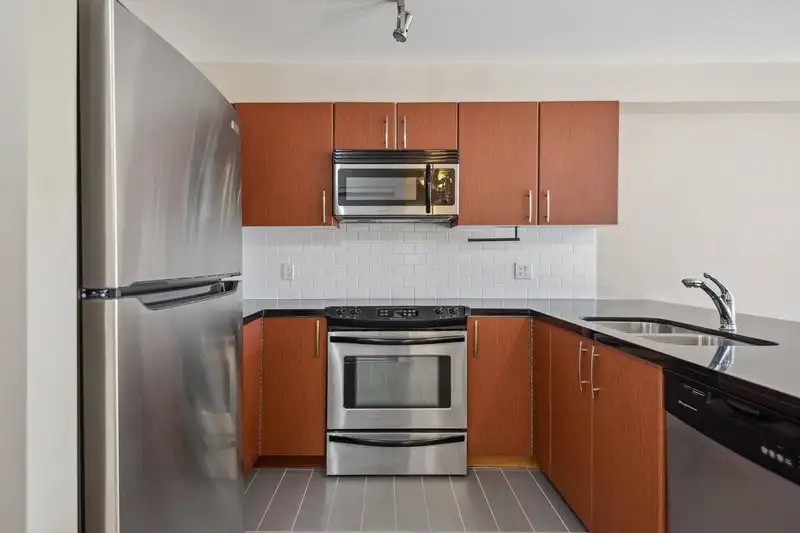 301 7339 MACPHERSON AVENUE - photo 3 of 23