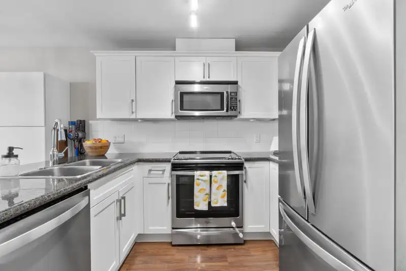23 19551 66 AVENUE - photo 4 of 17