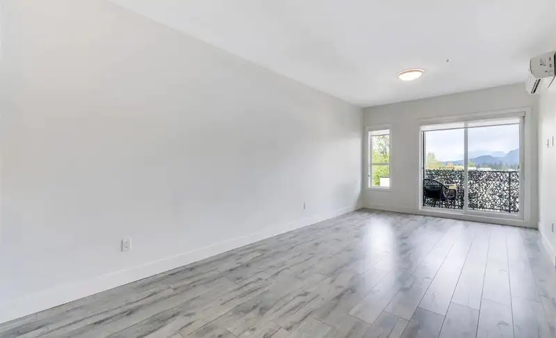 409 12310 222 STREET - photo 2 of 22