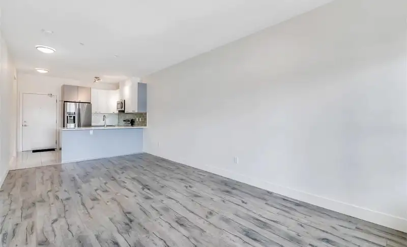 409 12310 222 STREET - photo 4 of 22