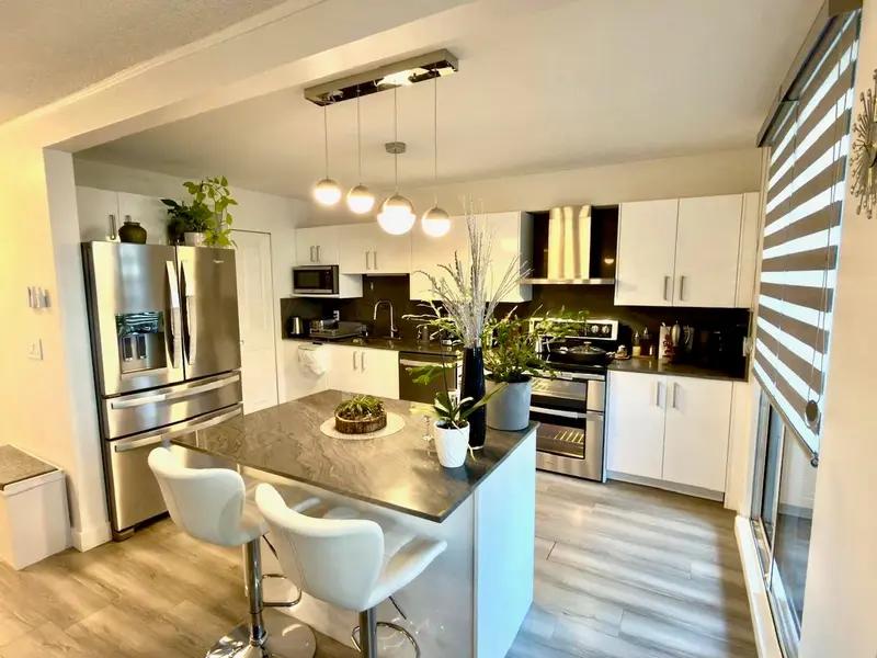 301 555 AUSTIN AVENUE - photo 2 of 25