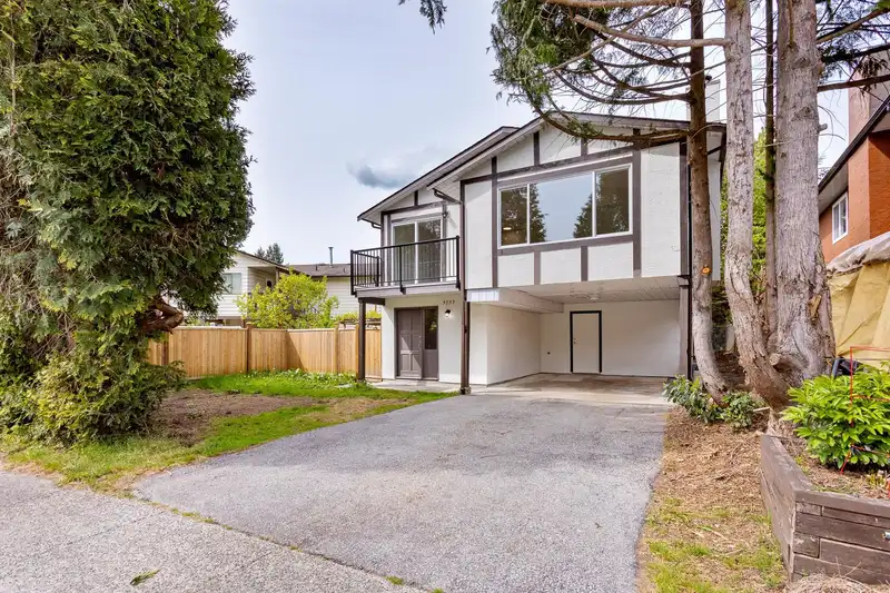 3233 MAYNE CRESCENT - photo 2 of 36