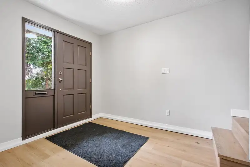 3233 MAYNE CRESCENT - photo 4 of 36