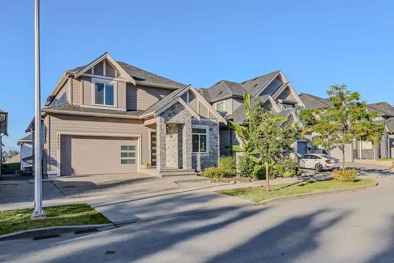 14215 61B AVENUE - photo 2 of 34
