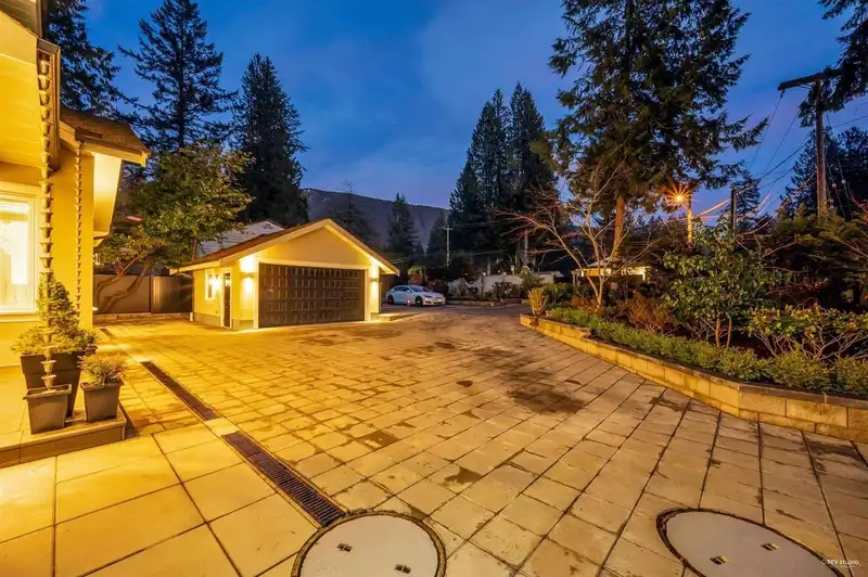 4511 CAPILANO ROAD - photo 3 of 35
