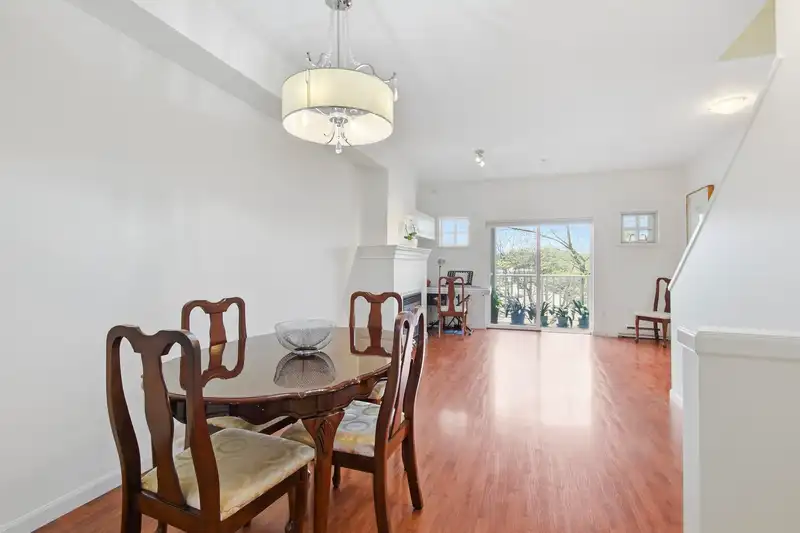 136 935 EWEN AVENUE - photo 3 of 22