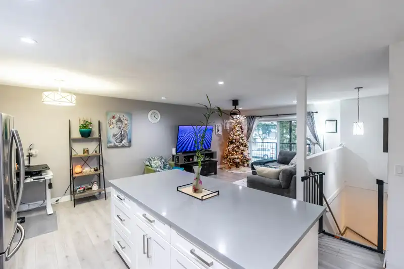 13933 90A AVENUE - photo 4 of 30