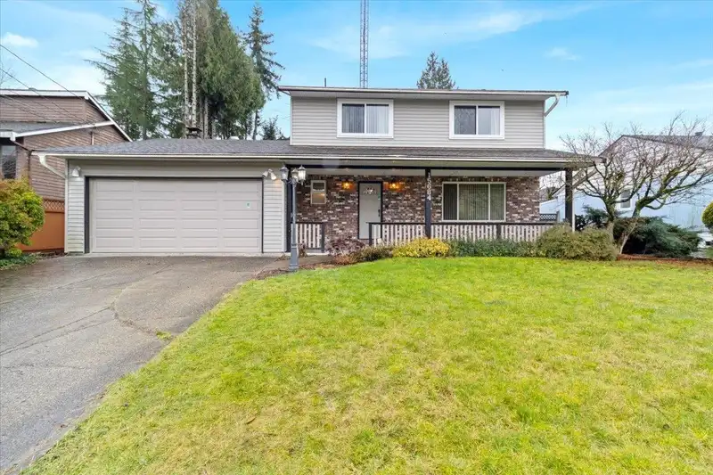 15684 102 AVENUE - photo 1 of 31