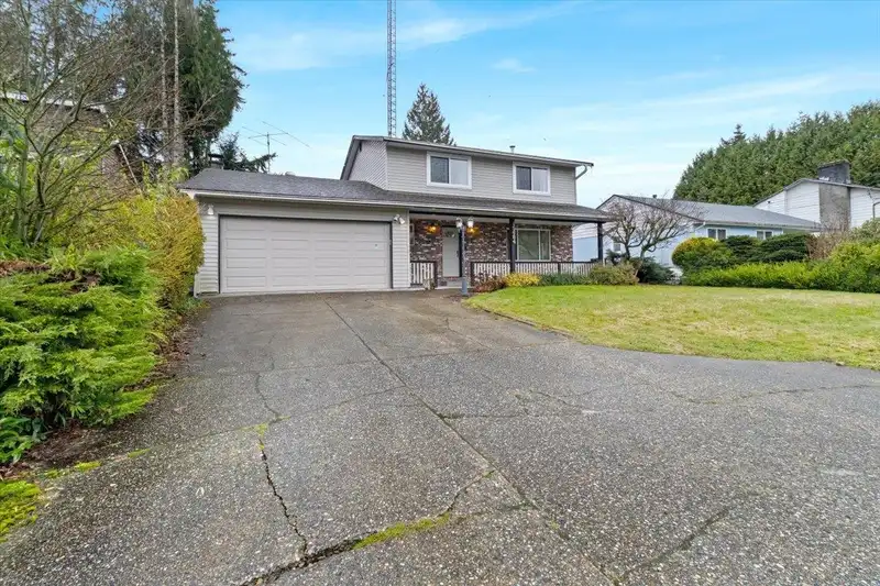 15684 102 AVENUE - photo 2 of 31