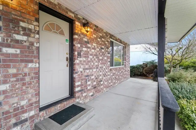 15684 102 AVENUE - photo 3 of 31